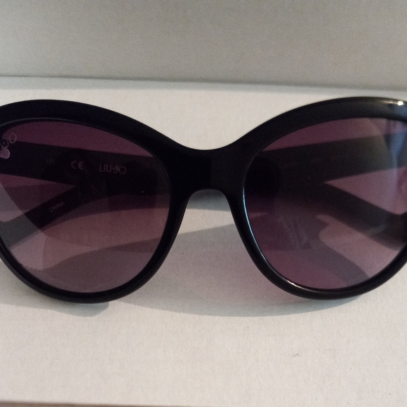 Lilja Sunglasses - Picture 1 of 3
